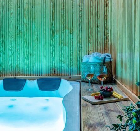 Amelia jacuzzi maisonette Ath Center