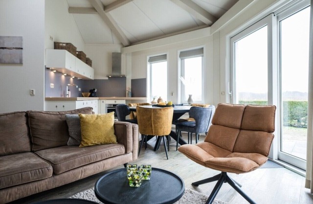 Amie a nice holiday home near the golf course, the village of Hollum and nature.