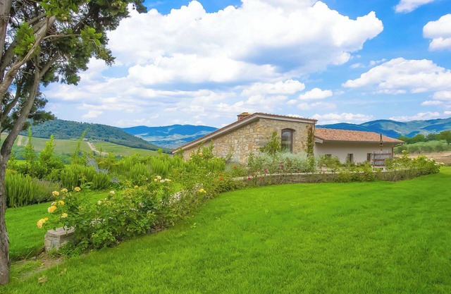 AMORE RENTALS - Villa Bacci with Indoor Heated Pool, Garden and Parking