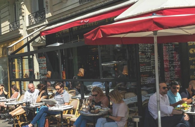 AN AUTHENTIC PARISIAN EXPERIENCE IN THE HEART LE MARAIS - RUE DU TEMPLE