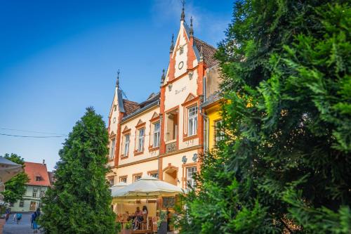 An der Holztreppe