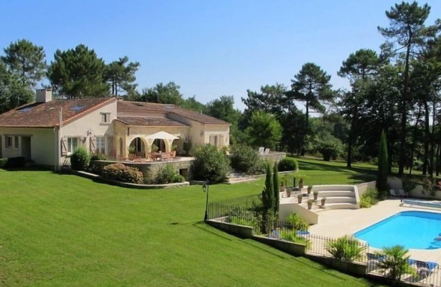 An immaculate family- friendly villa in the Entre-deux-Mers