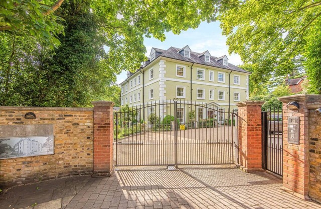 An impressive 2 bedroom, 2 bathroom within Mount House