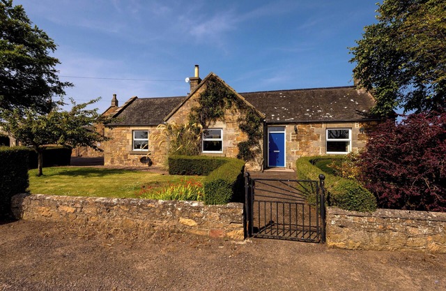 An impressive and unique 3-bedroom cottage in a picturesque countryside setting. Sleeps 5.