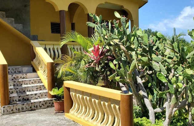 An oasis 5 minutes from Negril town. House with modern comforts; AC, Wifi