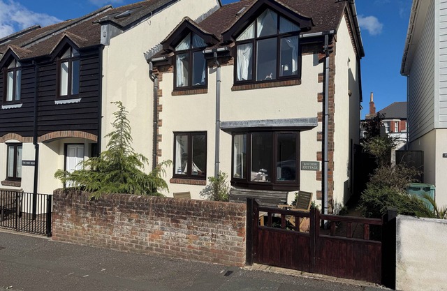 Anchor Cottage holiday home by the sea, pet friendly, minutes walk to beach