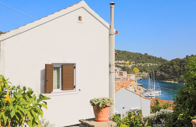 Andromaxi Apt: Idyllic Stay in Gaios, Paxos - Sea Views & WiFi