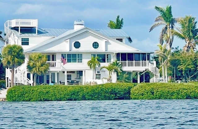 Angler's Luxury Waterfront in Bokeelia - Infinity Pool, Dock and Outdoor Bar