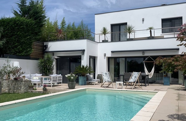 ANGLET, 8 pers COAST HOUSE WITH SWIMMING POOL, NEAR THE BEACH, cycle path, GOLF