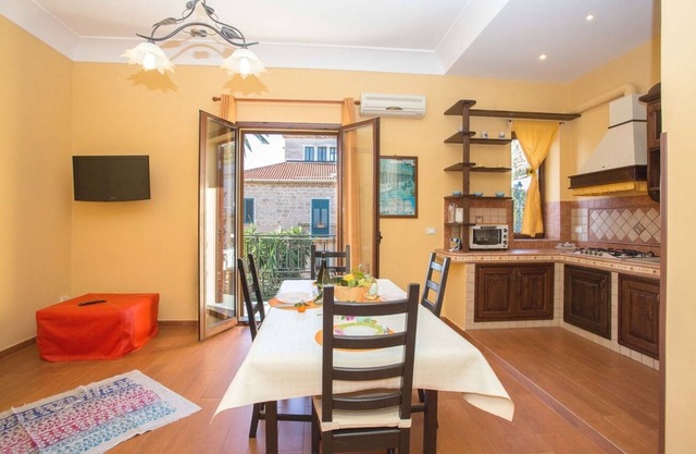 Anna apartment a few steps from the square and the beach of Mondello