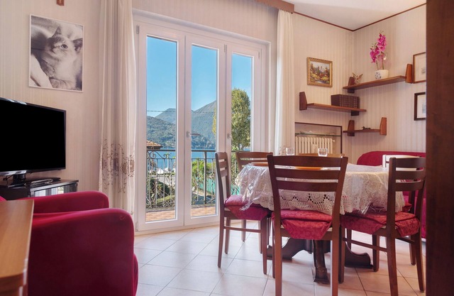 Apartment 'Casa Rosanna - Vista Lago' with Lake View, Shared Garden and Balcony