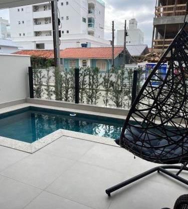 Apartamento com piscina a 100 metros da praia