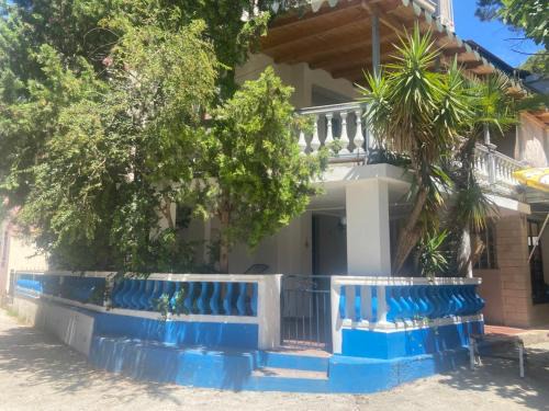 Apartament with Front Porch