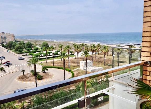 Apartamento a 100 metros de la playa con grande terraza y vistas al mar