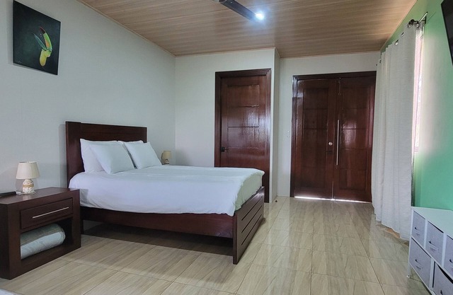 Apartamento a 12km de La Fortuna con Amplia Terraza