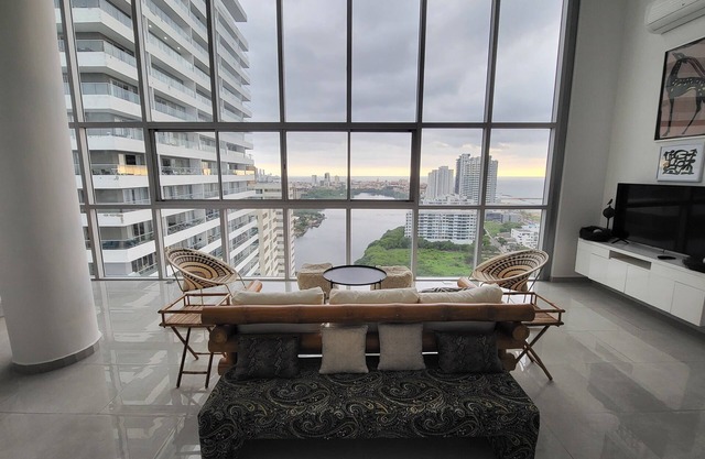 Apartamento Duplex con Vista al Mar y Centro