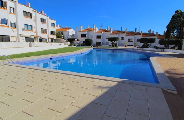 Apartamento das Oliveiras - Apartment with Swimming Pool just 1.5KM from the Beach