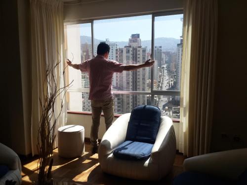 APARTAMENTO PRIVADO Piso 20a, CENTRICO, CERCA EMBAJADA USA, TELEFERICOS, MALLS, VISTAS 360, SOLEADO, ZONA SEGURA
