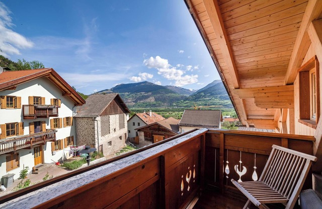 Apartement "Hof am Schloss Lärche" with Mountain View and Wi-Fi