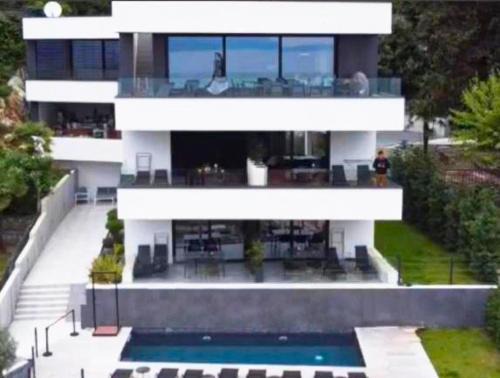 Aparthotel Villa V with pool and breakfast