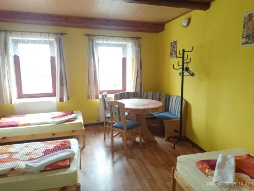Apartmán Na Kopečku - žlutý pokoj