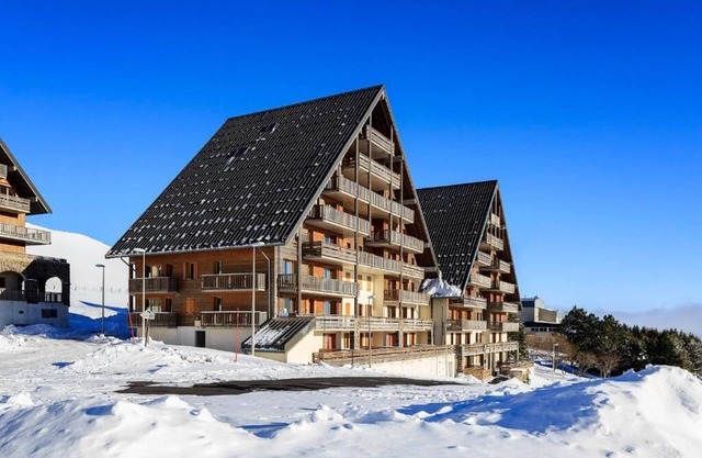 Apartment with garage, pool and wifi, 4th floor of a tourist residence