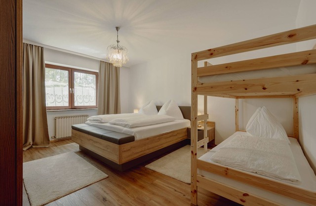 Apartment Hotel "Lerchs Farmhouse" with Mountain View, Shared Sauna & Wi-Fi