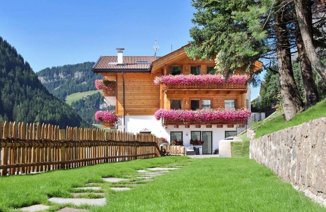 Apartment Albert with Mountain View, Wi-Fi, Balcony & Garden
