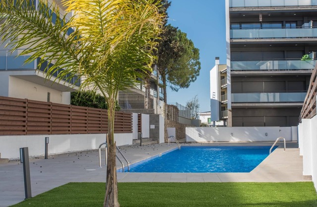 Apartment 100m beach and train with free parking