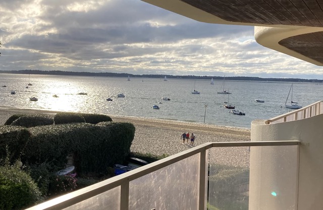 Apartment 1st line of the basin, view of the basin, direct access to Pereire, covered garage