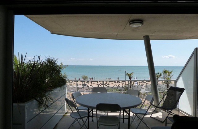 Apartment 2-6 pers, 2 bdr, balcony, pool, beach access, parking