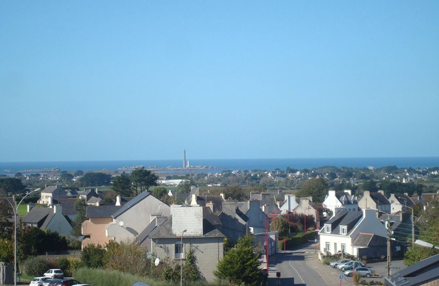 Apartment 60 m2, 3rd floor with elevator, sea view and town center.