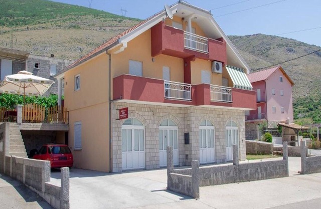 Apartment Ana-Marija - Two Bedroom Apartment with Balcony