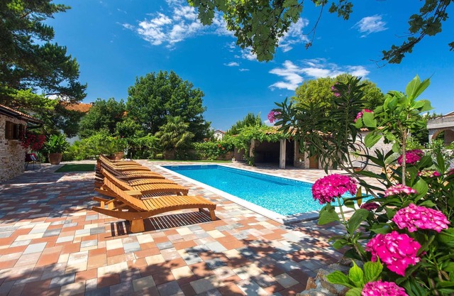 Apartment Antonia 2 with pool
