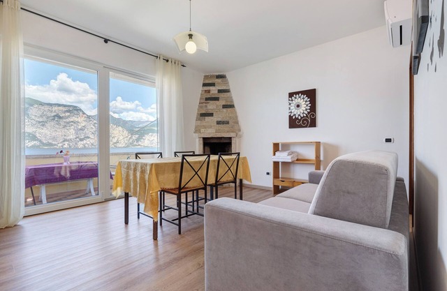 Apartment 'Appartamento Sogno' with Lake View, Wi-Fi and Air Conditioning