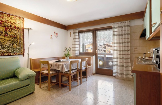 Apartment 'Appartamento 4 Persone' with Mountain View, Balcony and Wi-Fi