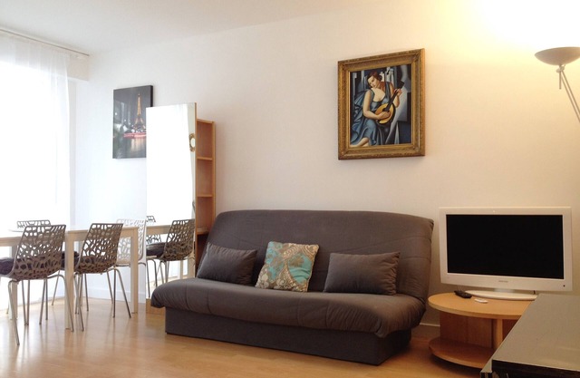 Apartment At Eiffel Tower, ICONIC LOCATION, District 7, Sleeps 5/6