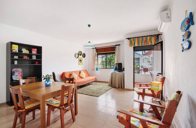 Apartment 'Beach House-5 Minutos A Pé Da Praia' with Shared Garden, Wi-Fi and Air Conditioning