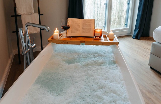 Apartment between forest and lake with free-standing bathtub and balcony (5 star DTV)
