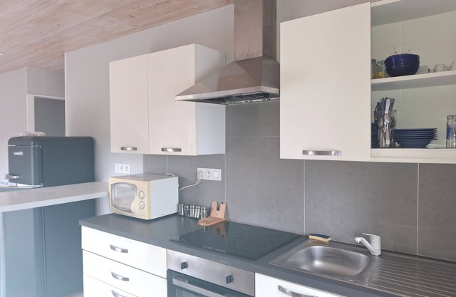 APARTMENT BETWEEN LAND AND SEA IN A SMALL TOWN OF CHARACTER