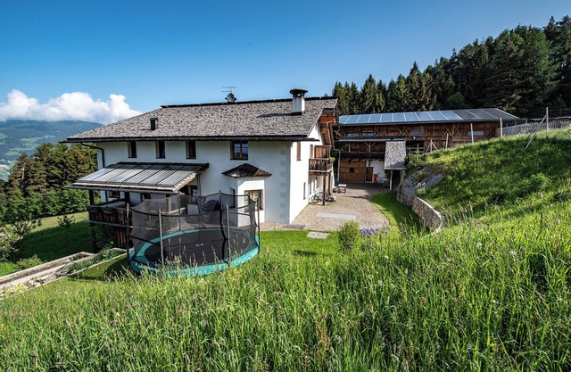 Apartment 'Biohof Maurer Apt Vogelstimmen' with Mountain View, Shared Garden and Wi-Fi