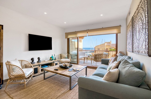 Apartment 'Blue Greenwich Port' with Shared Pool, Wi-Fi and Air Conditioning