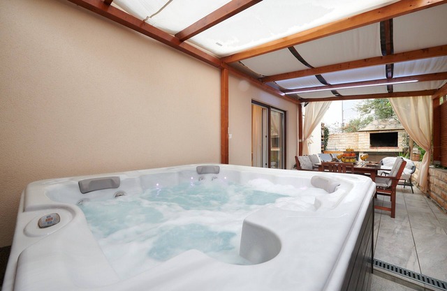 Apartment Boris (ST) - Two Bedroom Apartment with Terrace and Jacuzzi