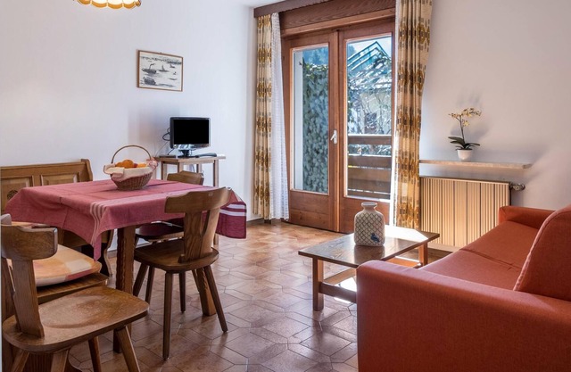 Apartment "Casa Pinuccia Ovest" with Mountain View, Wi-Fi, Garden & Balcony