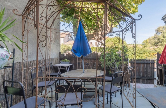 Apartment 'De Charme' with Private Terrace, Shared Garden and Wi-Fi