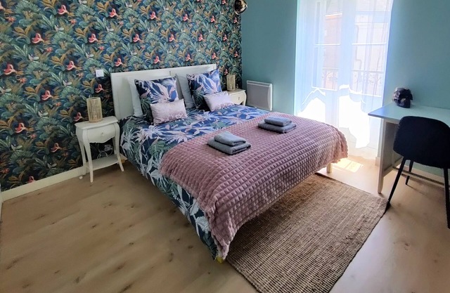 Apartment EMILIA Downtown room bed 160cm Balcony WIFI Coffee and tea