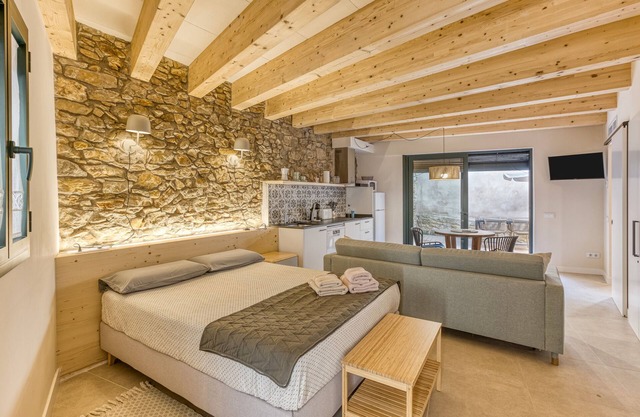 Apartment 'Empordà Peratallada' with Wi-Fi and Air Conditioning