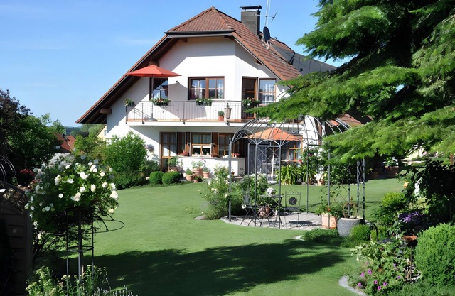 Apartment 'Ferienwohnung Im Rosengarten' with Balcony and Wi-Fi