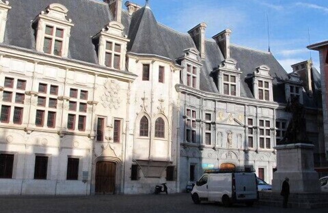 apartment for easy access to all places tram bus