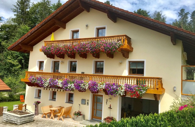 Apartment 'Haus Peschl Fewo 1' with Shared Terrace, Shared Garden and Wi-Fi